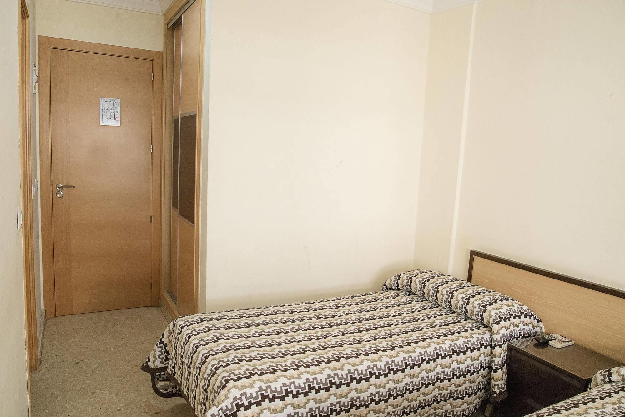 Hostal La Campana Ла-Линеа-де-ла-Консепсьон Экстерьер фото