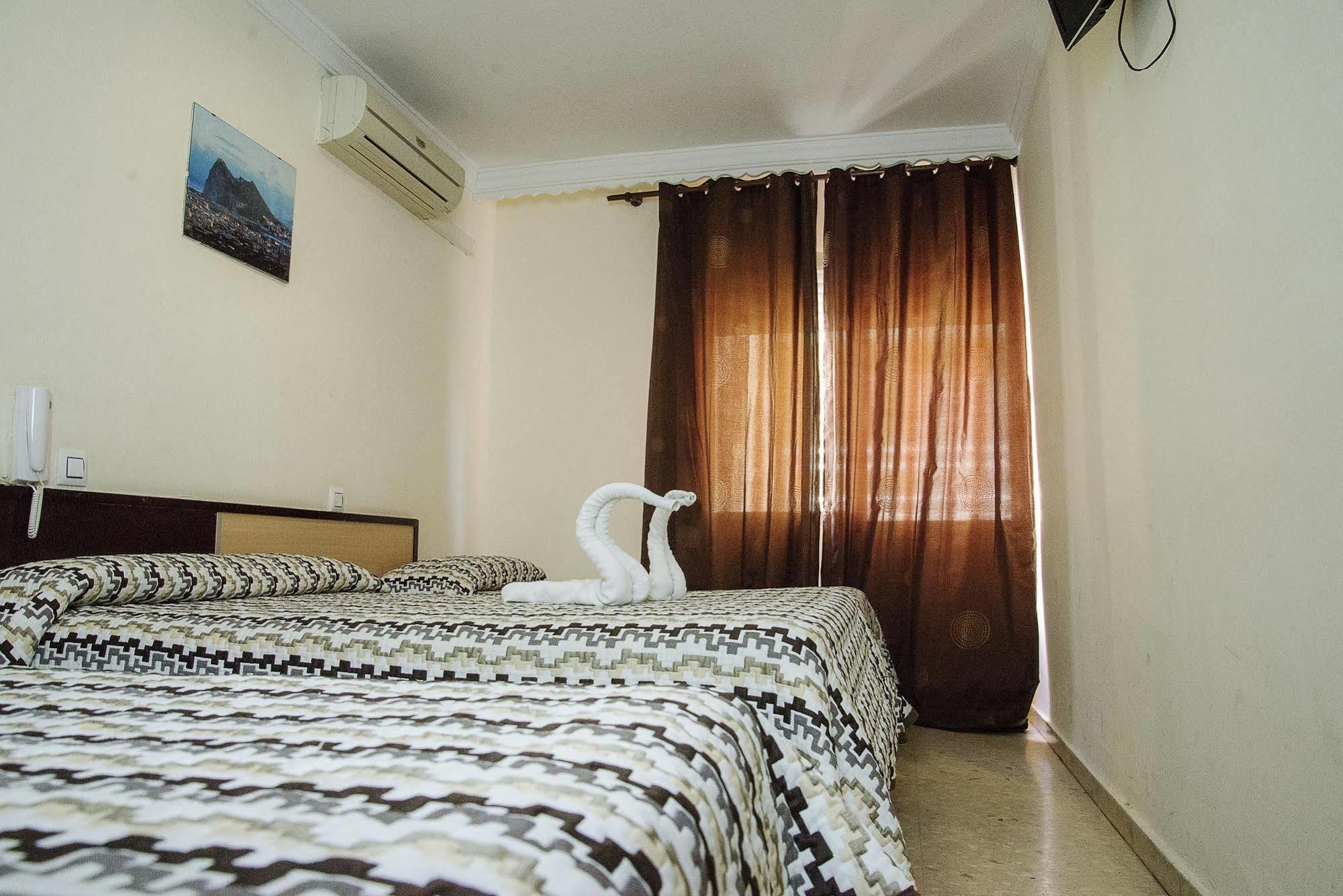 Hostal La Campana Ла-Линеа-де-ла-Консепсьон Экстерьер фото