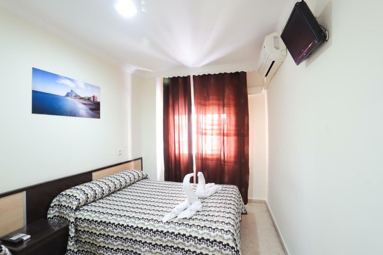 Hostal La Campana Ла-Линеа-де-ла-Консепсьон Экстерьер фото